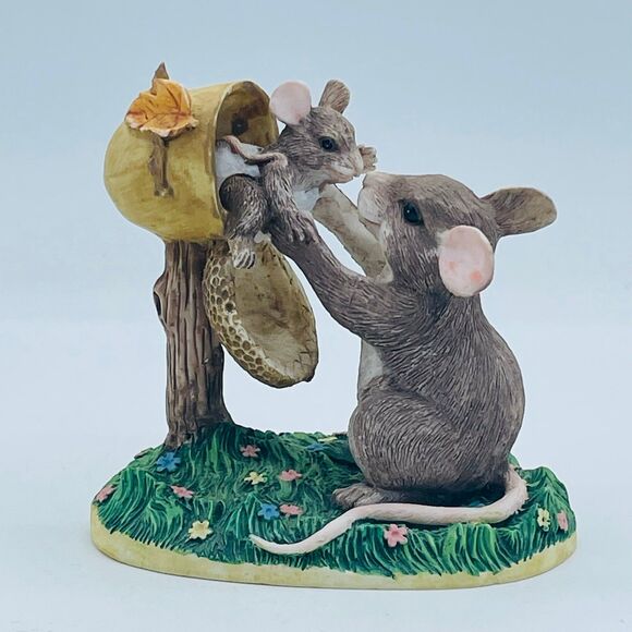Vintage Handcrafted Charming Tails Mice Figurine New Arrival- Mouse in Mailbox - Picture 1 of 10
